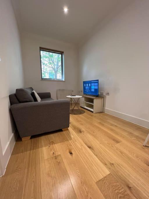 Cozy Modern Apartment In Croydon Central Exterior photo