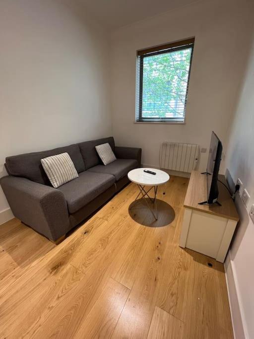 Cozy Modern Apartment In Croydon Central Exterior photo