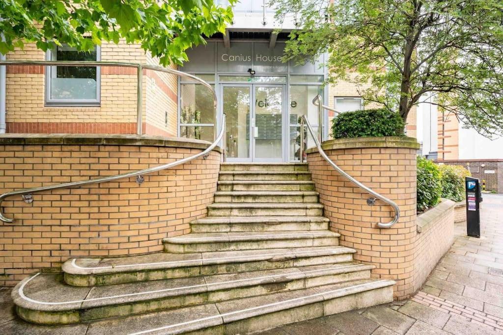 Cozy Modern Apartment In Croydon Central Exterior photo