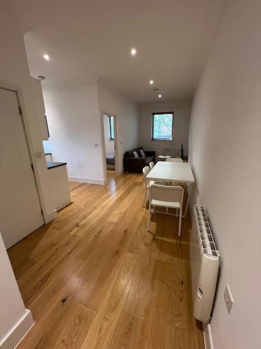 Cozy Modern Apartment In Croydon Central Exterior photo