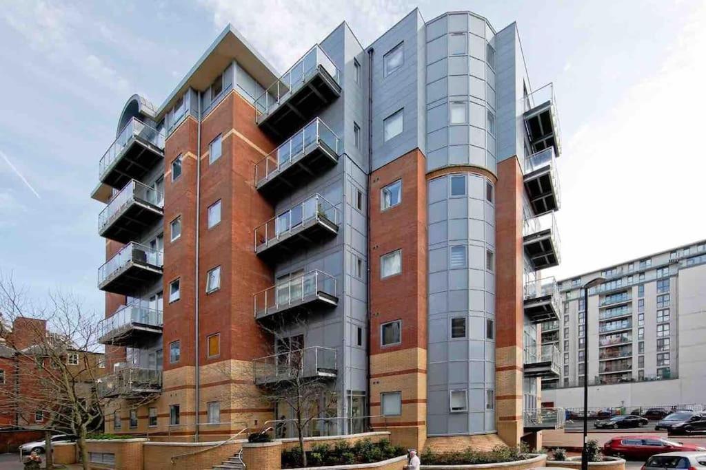 Cozy Modern Apartment In Croydon Central Exterior photo